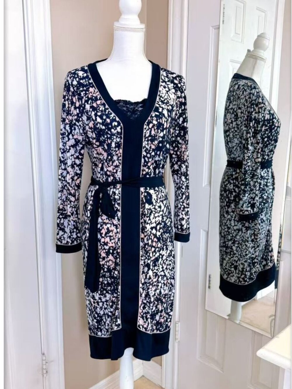 BCBGMAXAZRIA patterned long-sleeve knit sheath dress size M
